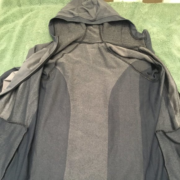 Like New Lululemon Ebb to Train Jacket Chrome 6 - Picture 7 of 15